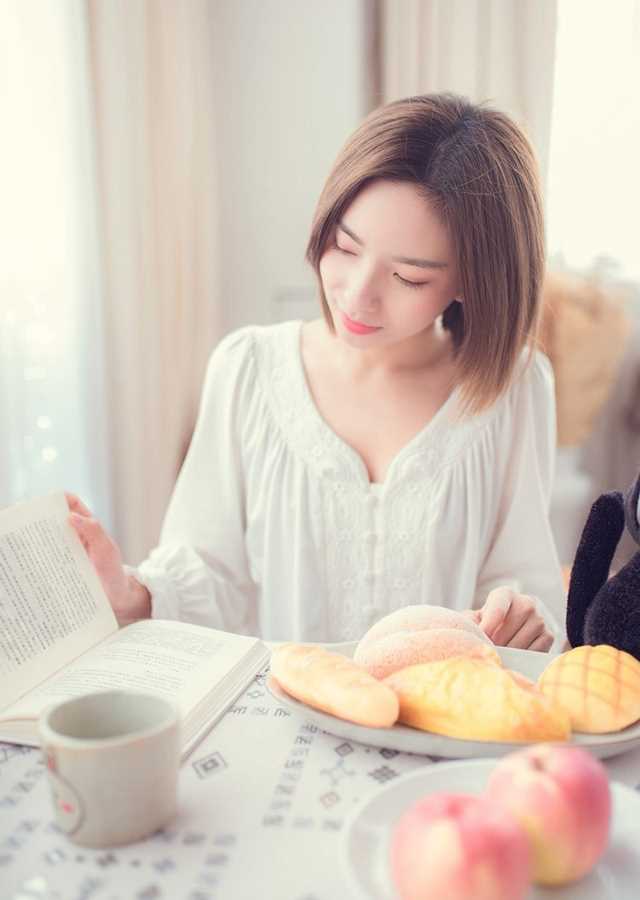 优质吃早餐的早安少女时尚短发白色长裙舒适悠闲图片相册