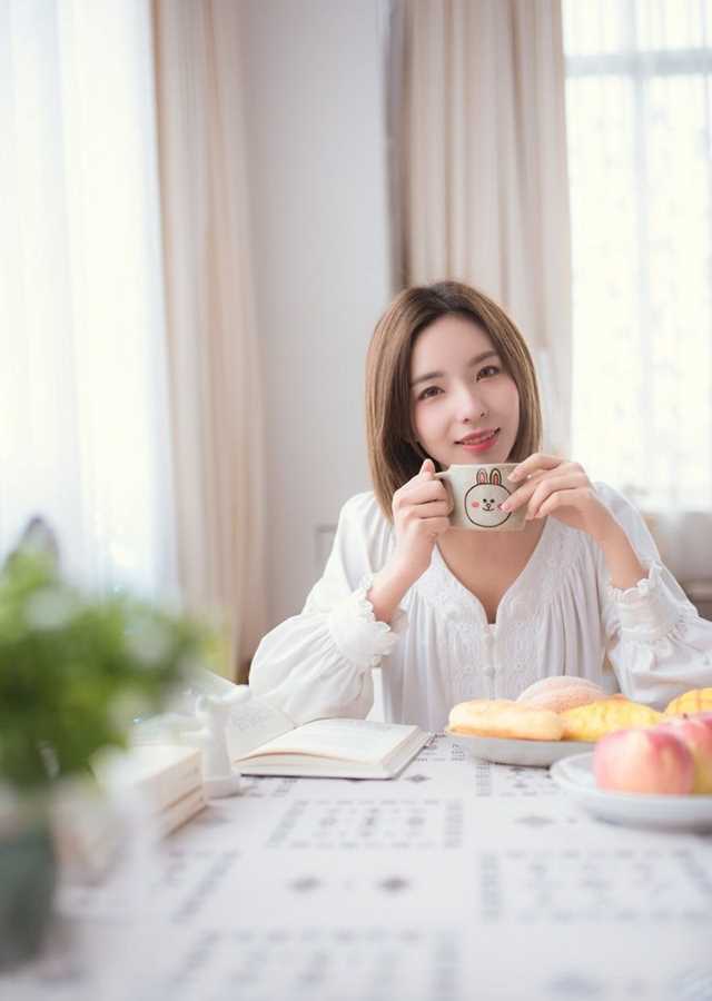 优质吃早餐的早安少女时尚短发白色长裙舒适悠闲图片相册