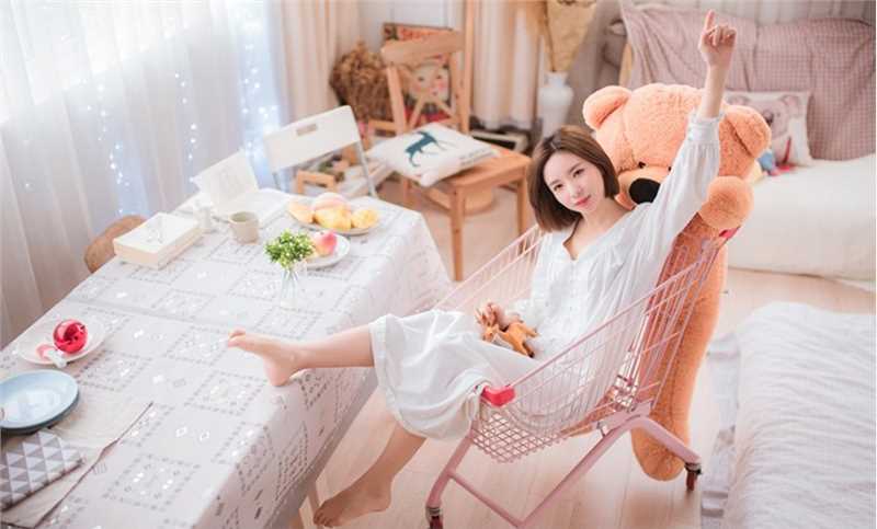 优质吃早餐的早安少女时尚短发白色长裙舒适悠闲图片相册