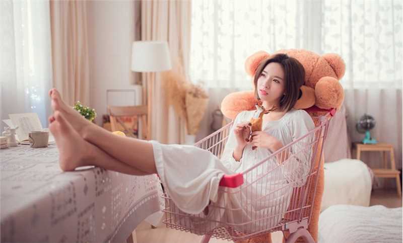 优质吃早餐的早安少女时尚短发白色长裙舒适悠闲图片相册