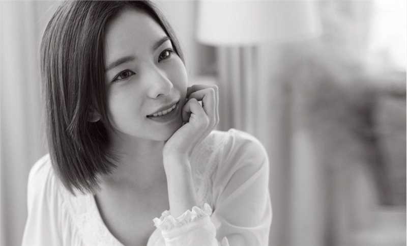 优质吃早餐的早安少女时尚短发白色长裙舒适悠闲图片相册