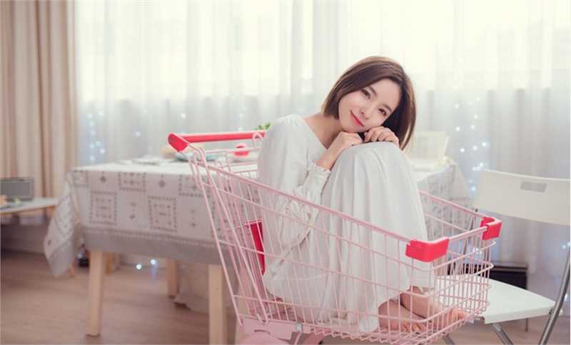 优质吃早餐的早安少女时尚短发白色长裙舒适悠闲图片相册