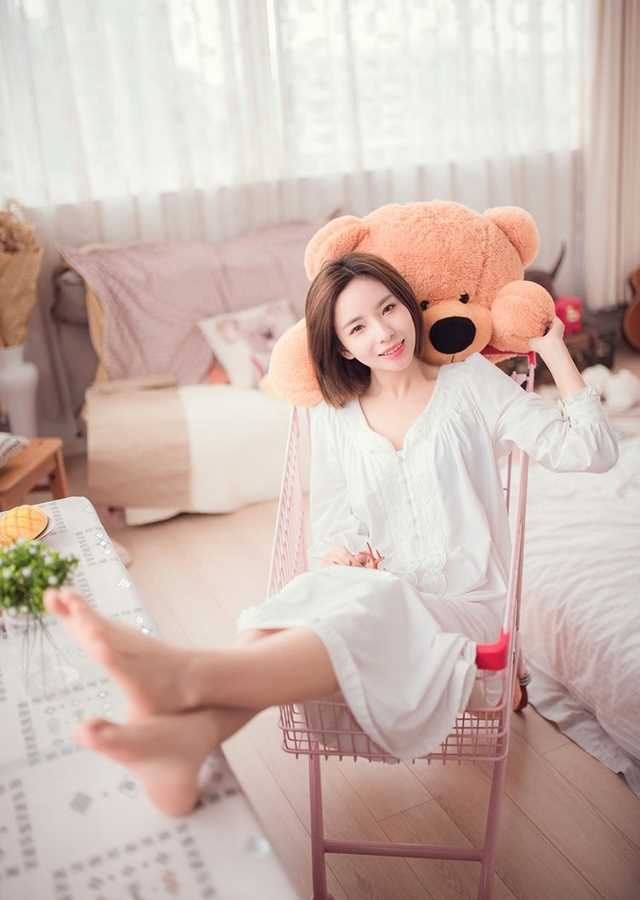 优质吃早餐的早安少女时尚短发白色长裙舒适悠闲图片相册