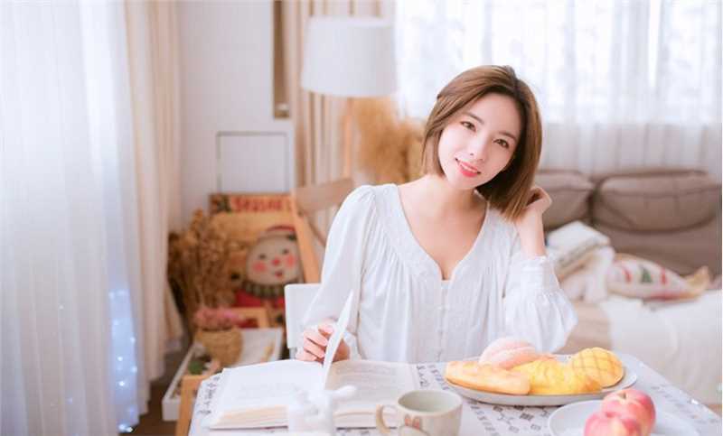 优质吃早餐的早安少女时尚短发白色长裙舒适悠闲图片相册