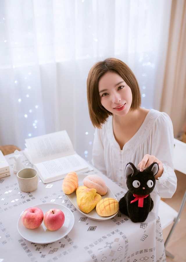 优质吃早餐的早安少女时尚短发白色长裙舒适悠闲图片相册