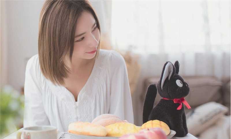 优质吃早餐的早安少女时尚短发白色长裙舒适悠闲图片相册