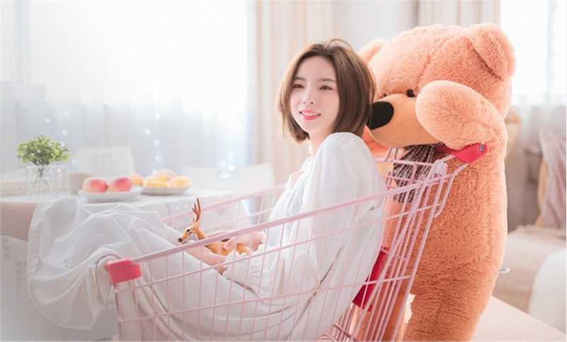 优质吃早餐的早安少女时尚短发白色长裙舒适悠闲图片相册