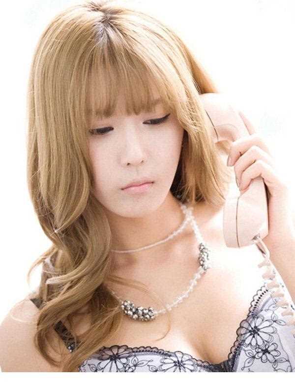 精选双乳呼之欲出的韩国金发美女尤物许云美性感图片图册