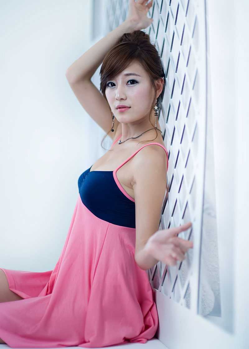 韩国性感美女车模崔涩琪丰满的胸脯曝光