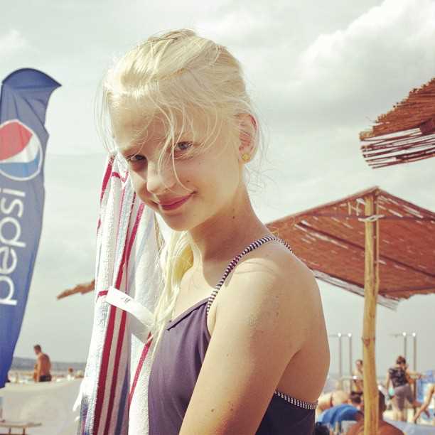 最全丹麦16岁金发美女Frederikke,Sofie性感人体艺术壁纸