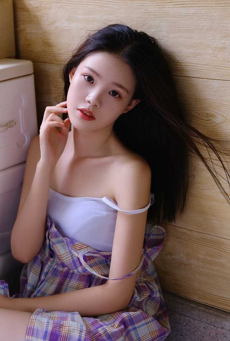 精选杏眼清澈明媚的漂亮女孩性感吊带又纯又媚私房照图册