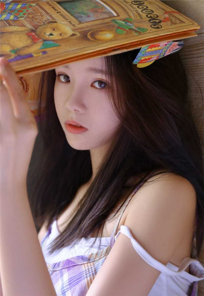 精选杏眼清澈明媚的漂亮女孩性感吊带又纯又媚私房照图册