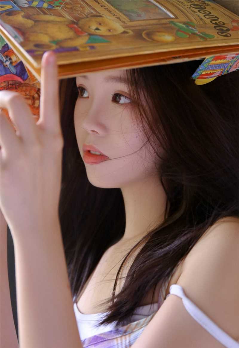 精选杏眼清澈明媚的漂亮女孩性感吊带又纯又媚私房照图册