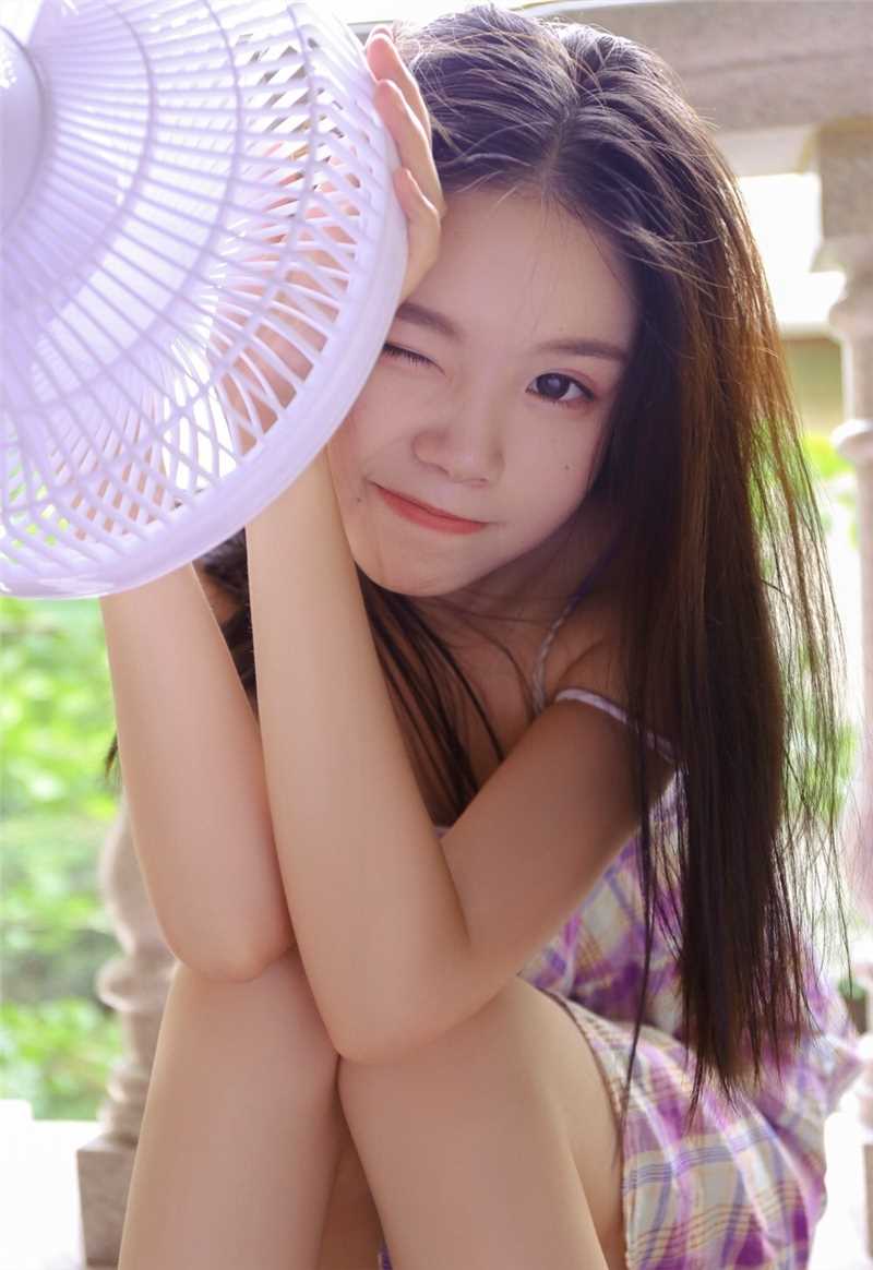 精选杏眼清澈明媚的漂亮女孩性感吊带又纯又媚私房照图册