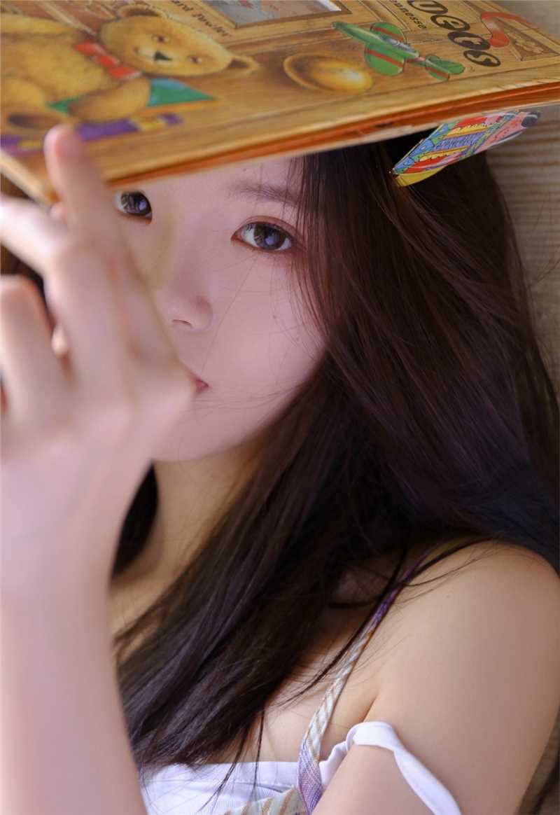 精选杏眼清澈明媚的漂亮女孩性感吊带又纯又媚私房照图册