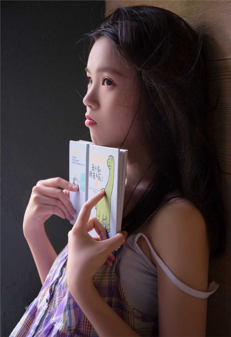 精选杏眼清澈明媚的漂亮女孩性感吊带又纯又媚私房照图册