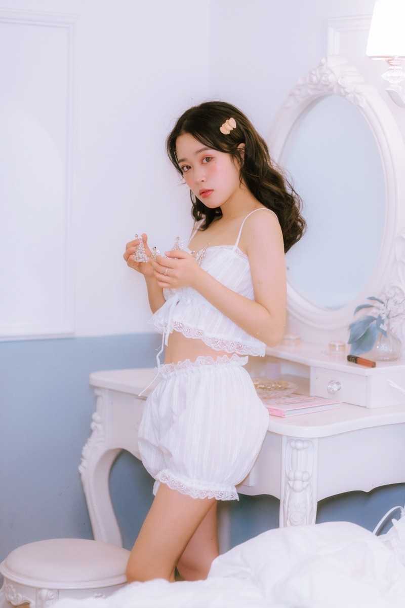 特别专辑梨涡可爱的娇软美眉床上玉体横陈性感人体欣赏