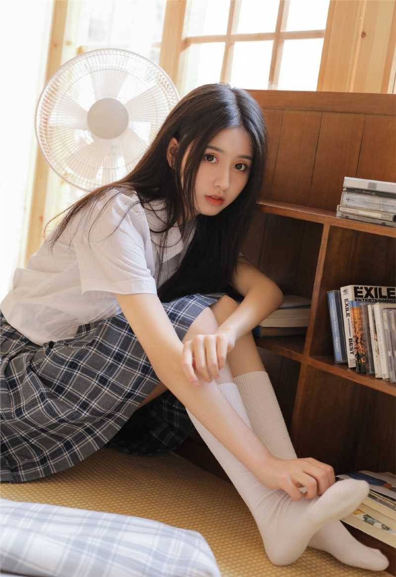 优质阳光下侧颜完美的JK制服性感短裙图片图片