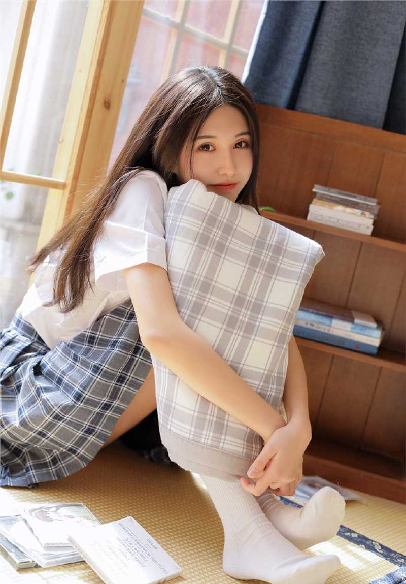 优质阳光下侧颜完美的JK制服性感短裙图片图片