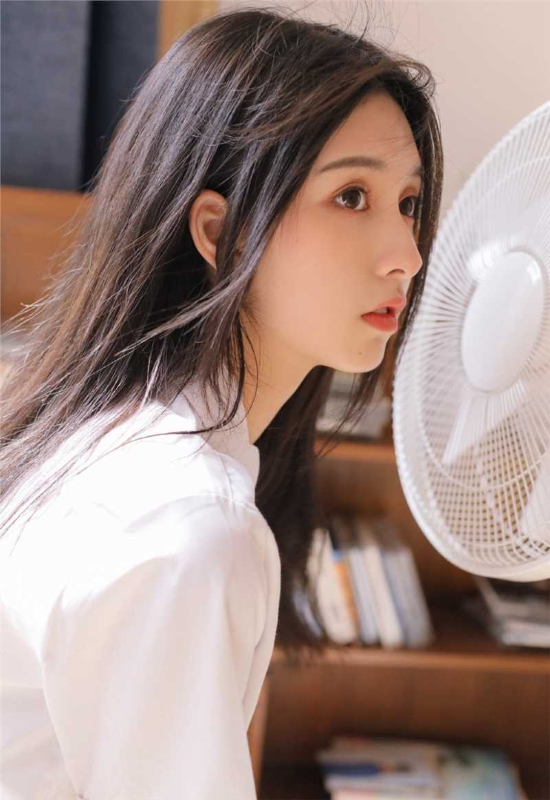 优质阳光下侧颜完美的JK制服性感短裙图片图片