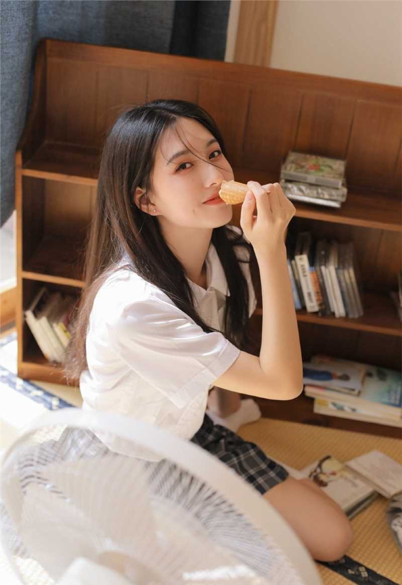 优质阳光下侧颜完美的JK制服性感短裙图片图片