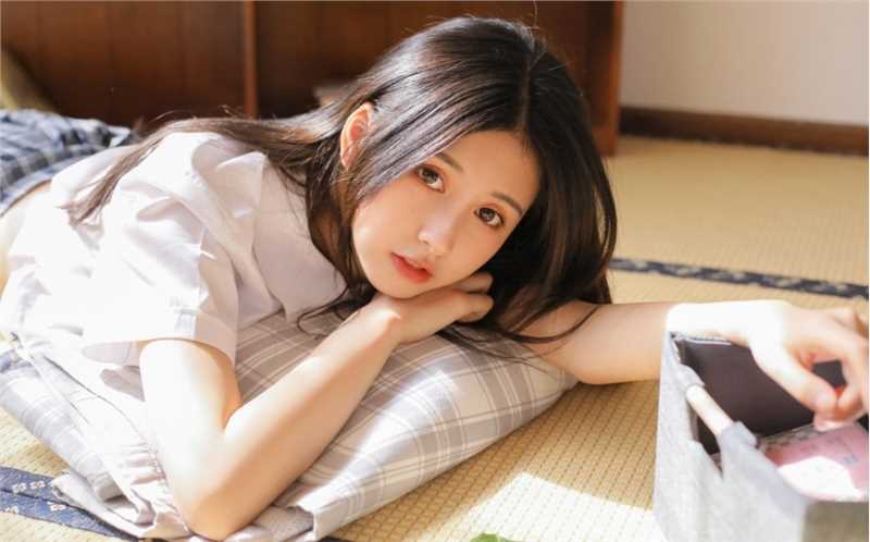 优质阳光下侧颜完美的JK制服性感短裙图片图片