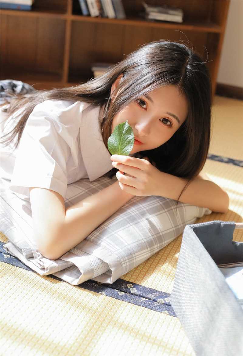 优质阳光下侧颜完美的JK制服性感短裙图片图片