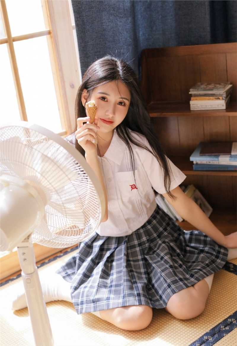 优质阳光下侧颜完美的JK制服性感短裙图片图片