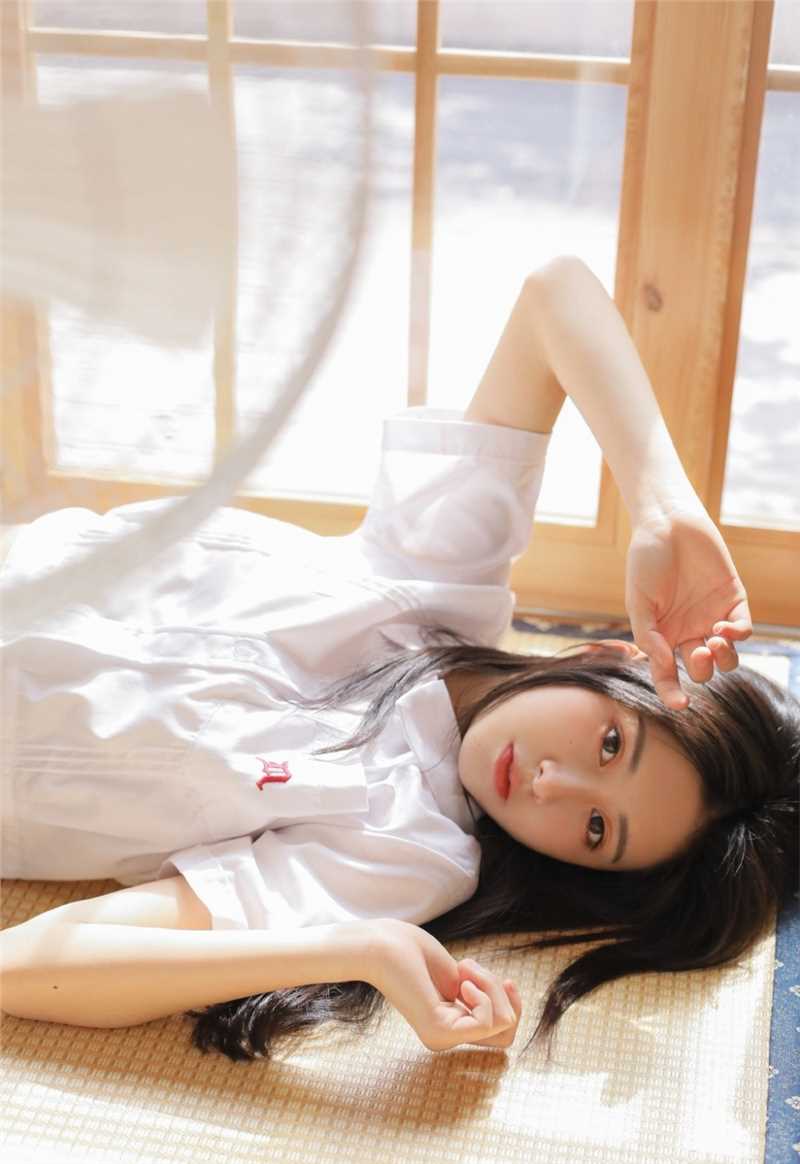 优质阳光下侧颜完美的JK制服性感短裙图片图片