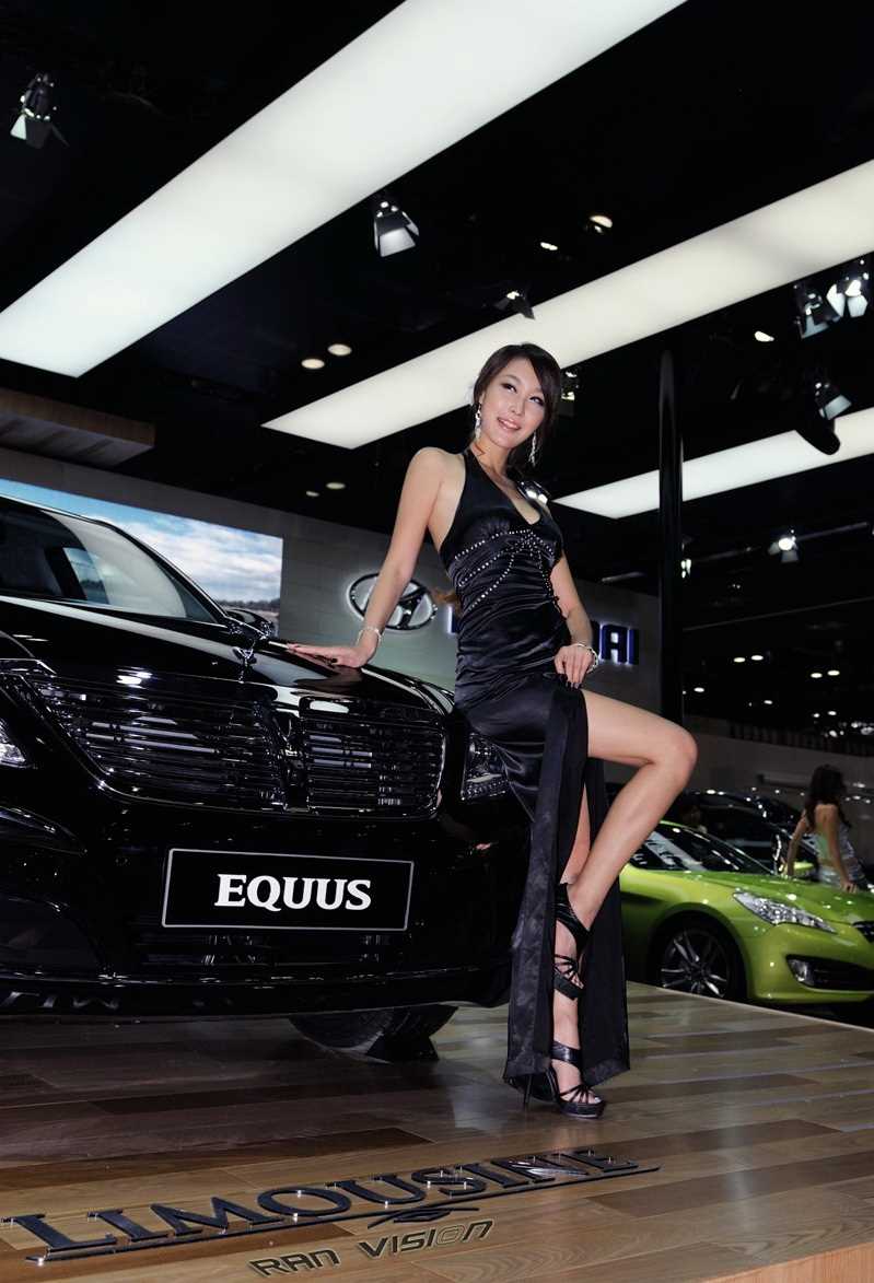 身材一流的韩国美女车模黄仁知搔首弄姿人体艺术