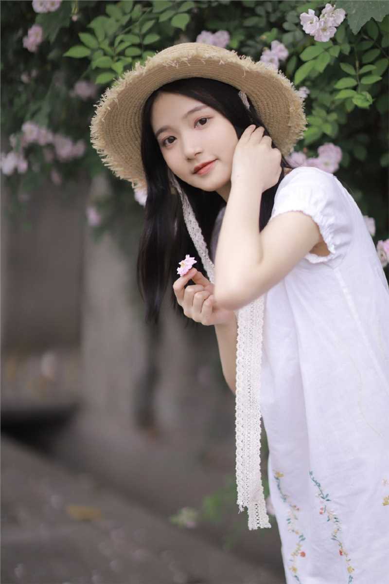 最全甜美草帽女孩乌黑长发白皙肌肤气质清新户外图片相册