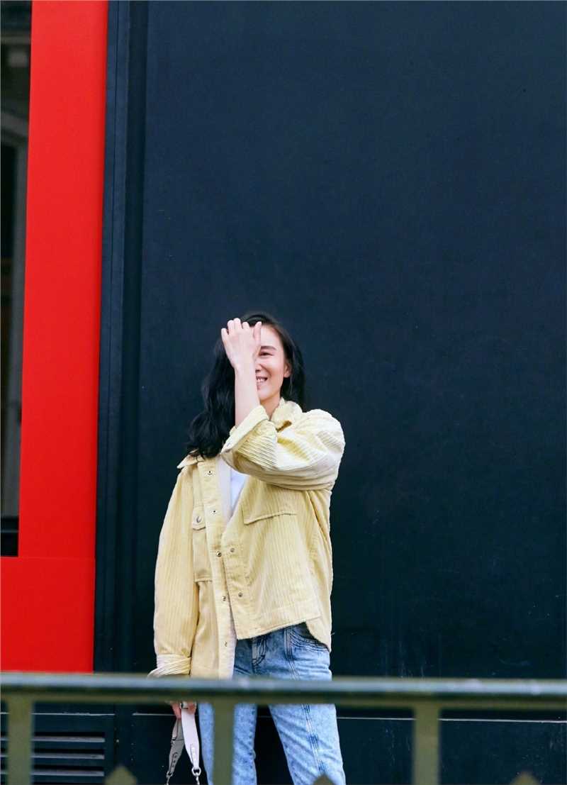优质宋佳姜黄色外套蓝色牛仔裤休闲穿搭时尚街拍相册