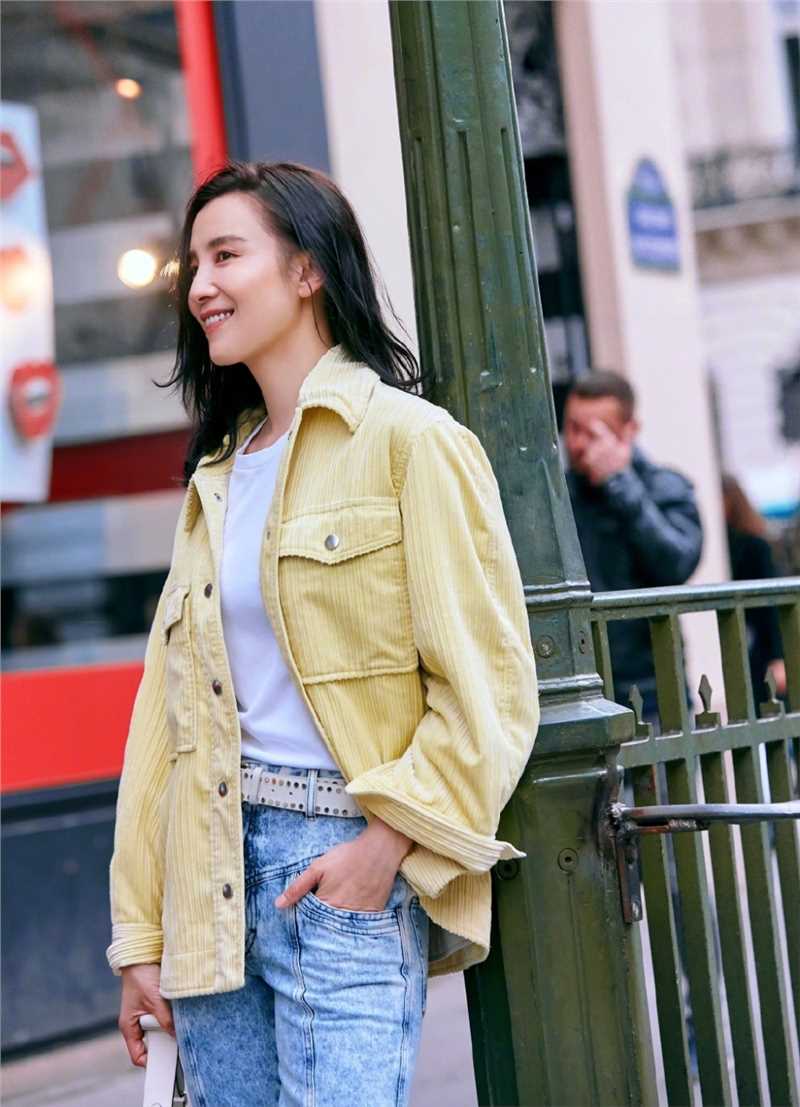 优质宋佳姜黄色外套蓝色牛仔裤休闲穿搭时尚街拍相册