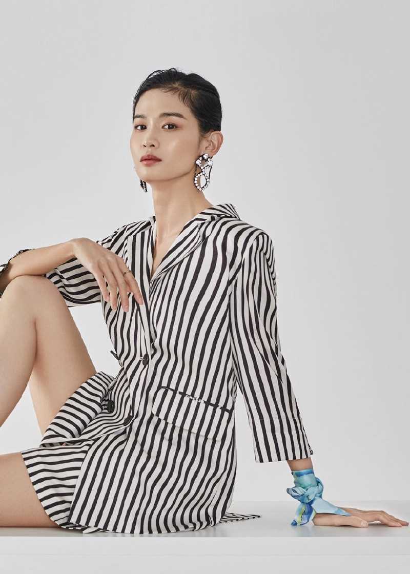 特别专辑美女明星屈菁菁变身硬核女孩帅气又不失性感图片