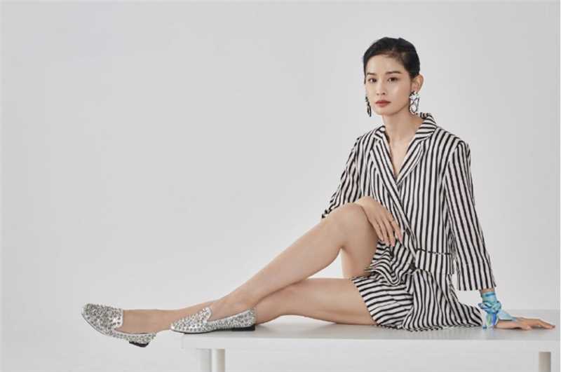 特别专辑美女明星屈菁菁变身硬核女孩帅气又不失性感图片