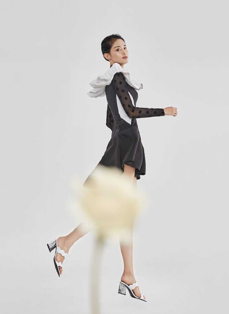 特别专辑美女明星屈菁菁变身硬核女孩帅气又不失性感图片