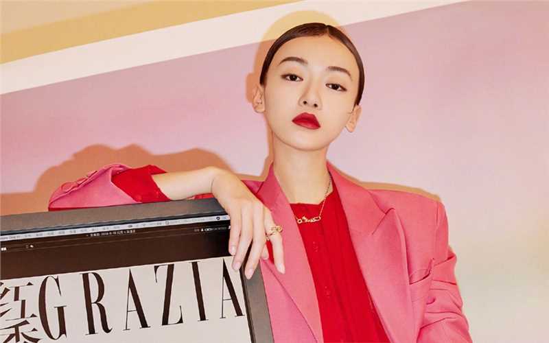 高清吴谨言中分长发复古红唇化身霸道女总裁性感图集