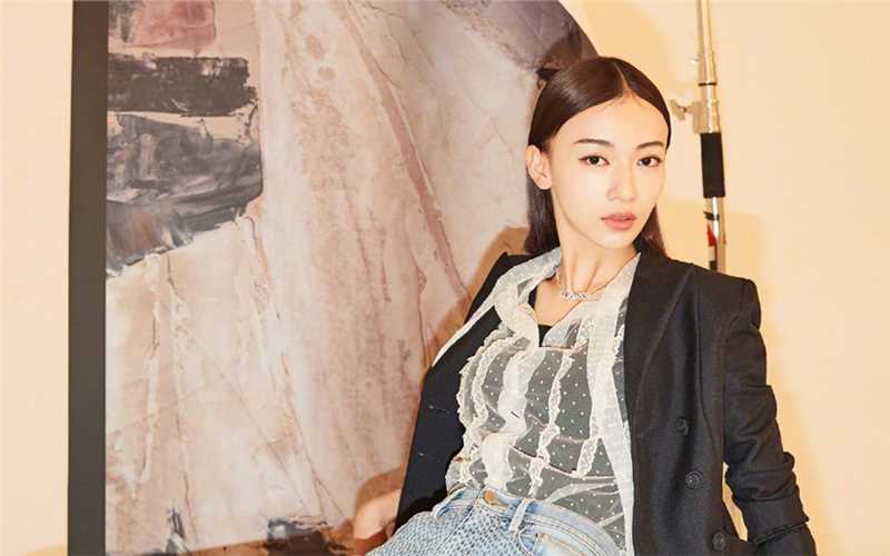 高清吴谨言中分长发复古红唇化身霸道女总裁性感图集