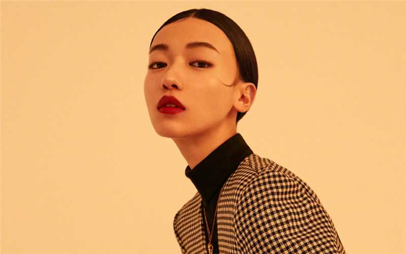 高清吴谨言中分长发复古红唇化身霸道女总裁性感图集