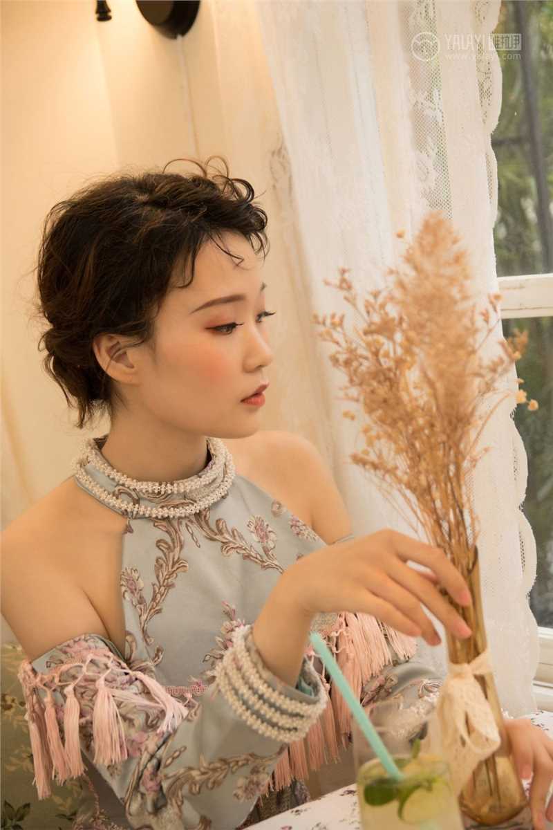 最新亚洲成熟美女奥莉性感旗袍香肩诱惑好身材艺术照图集