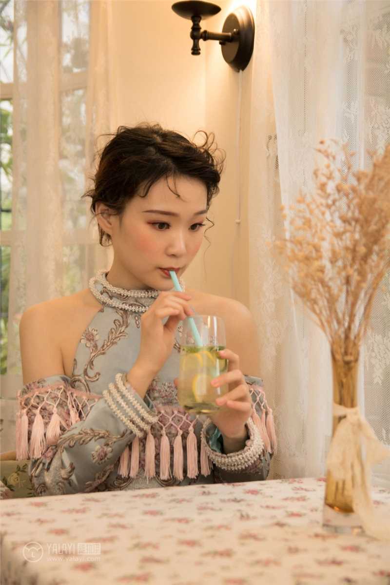 最新亚洲成熟美女奥莉性感旗袍香肩诱惑好身材艺术照图集