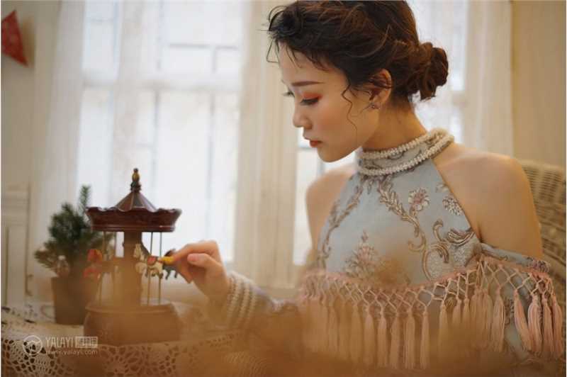 最新亚洲成熟美女奥莉性感旗袍香肩诱惑好身材艺术照图集