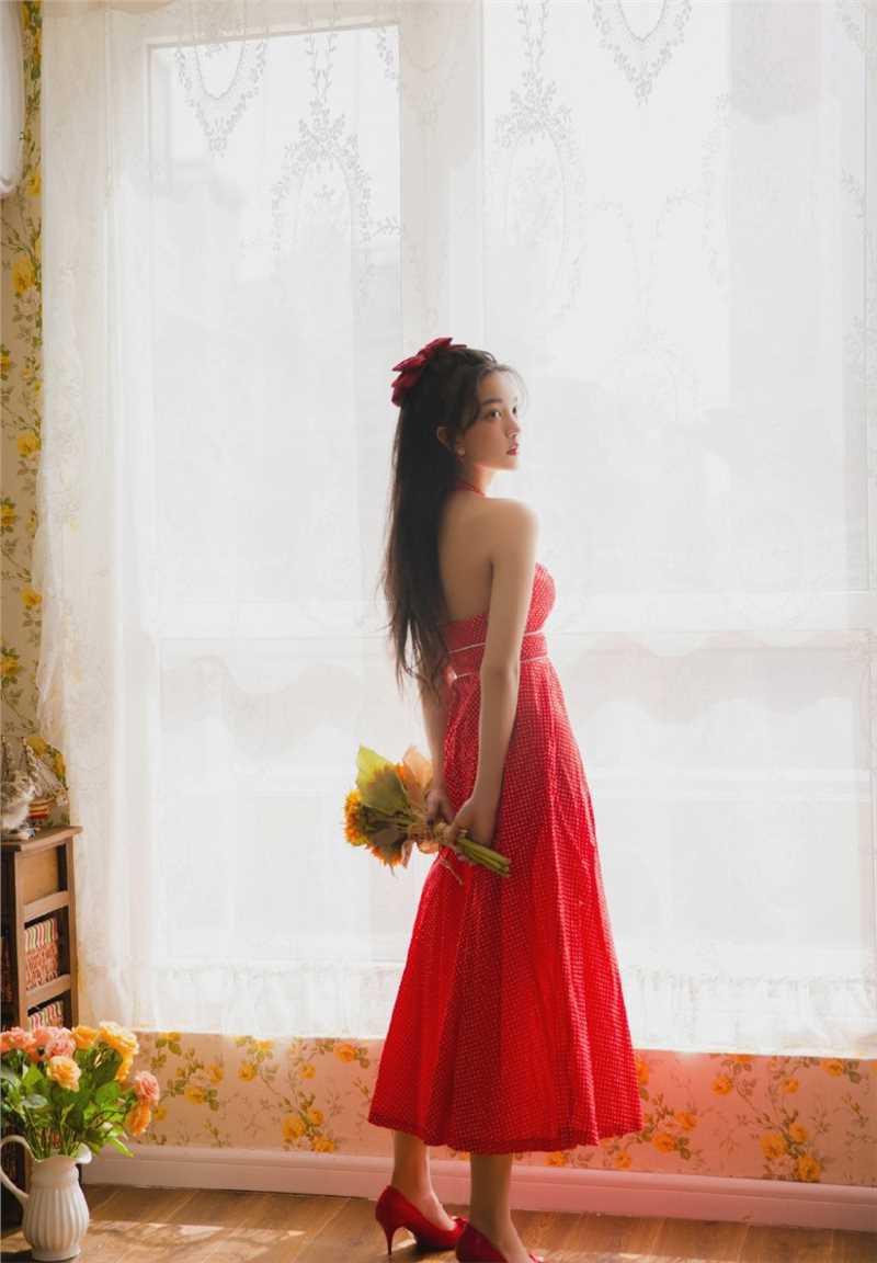 高清鹅蛋脸极品美女吊带红裙性感美艳美女套图图集