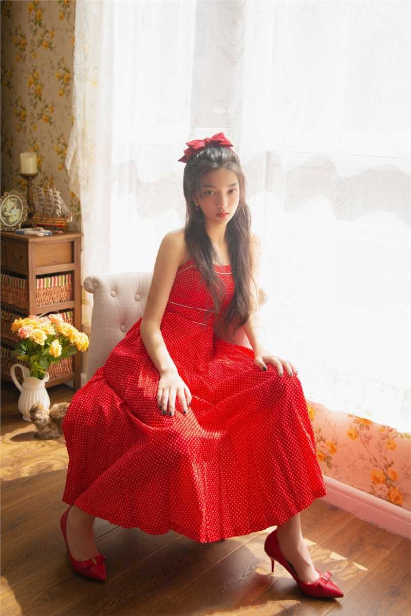 高清鹅蛋脸极品美女吊带红裙性感美艳美女套图图集