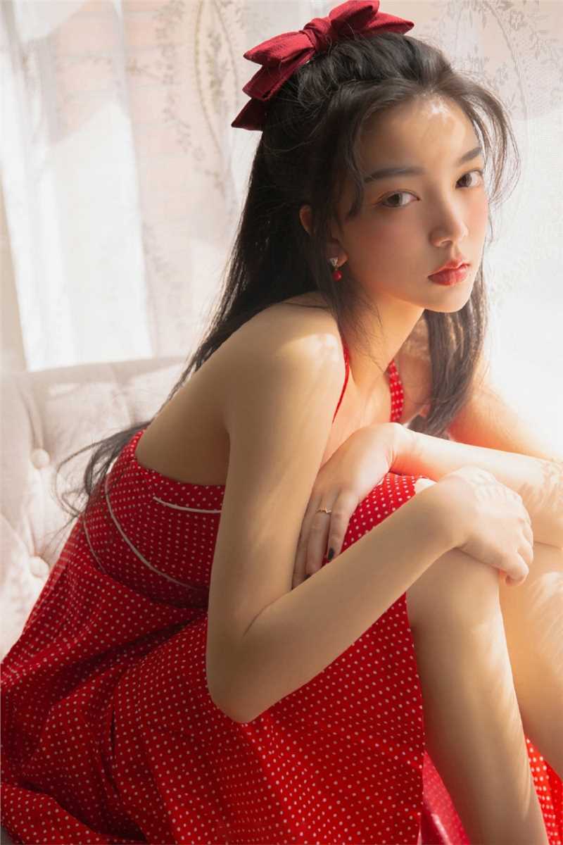 高清鹅蛋脸极品美女吊带红裙性感美艳美女套图图集