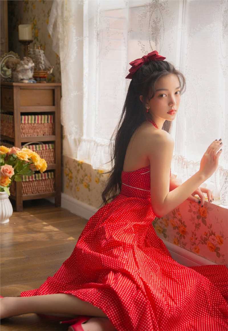 高清鹅蛋脸极品美女吊带红裙性感美艳美女套图图集