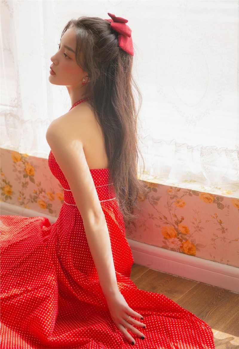 高清鹅蛋脸极品美女吊带红裙性感美艳美女套图图集