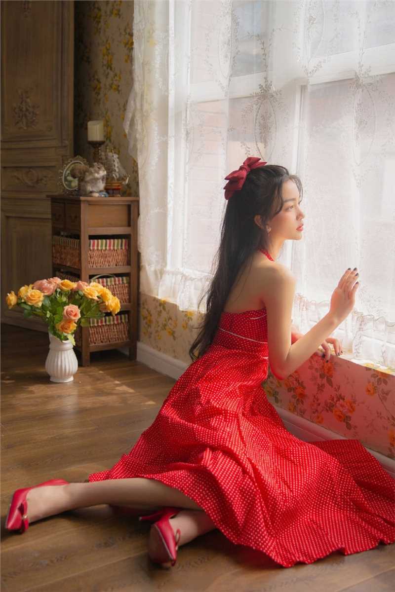 高清鹅蛋脸极品美女吊带红裙性感美艳美女套图图集