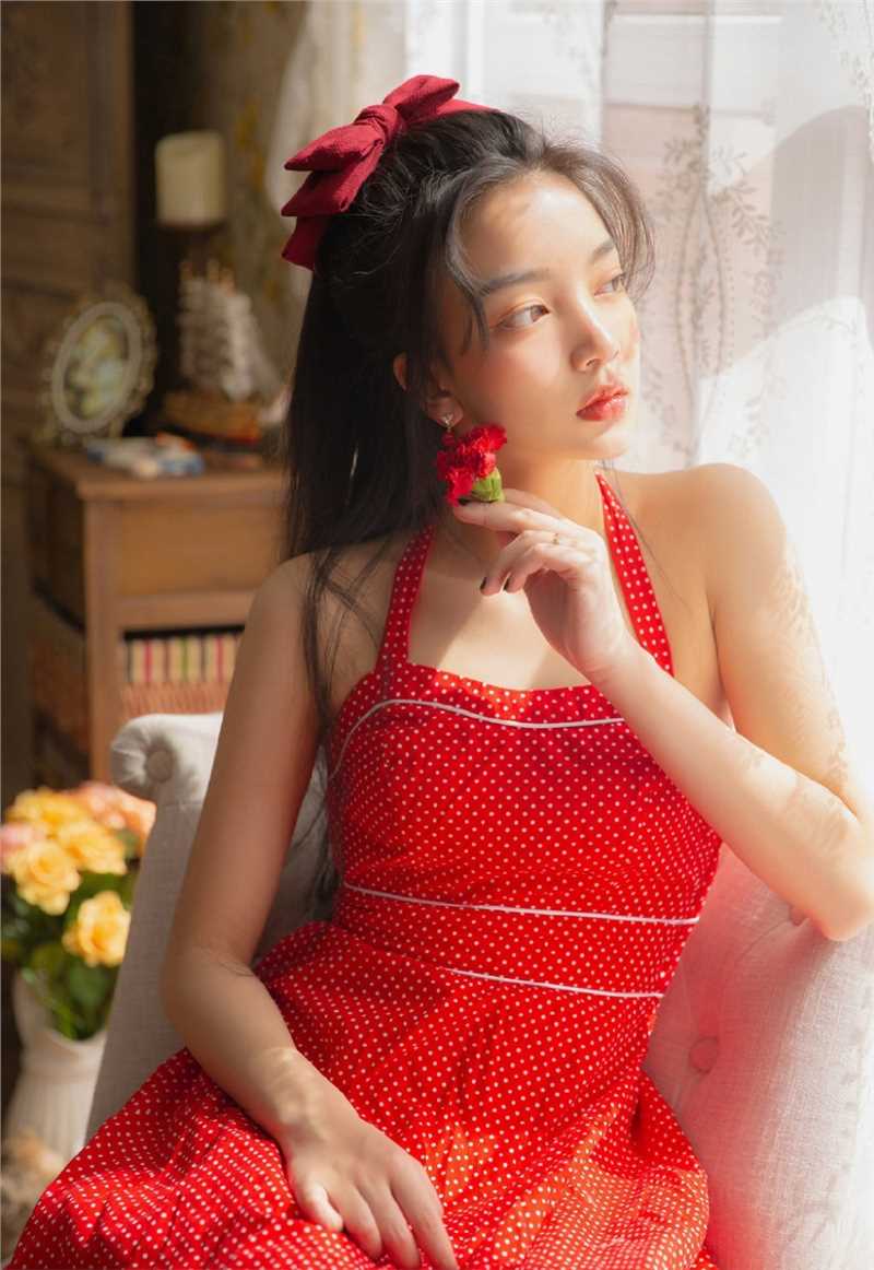 高清鹅蛋脸极品美女吊带红裙性感美艳美女套图图集