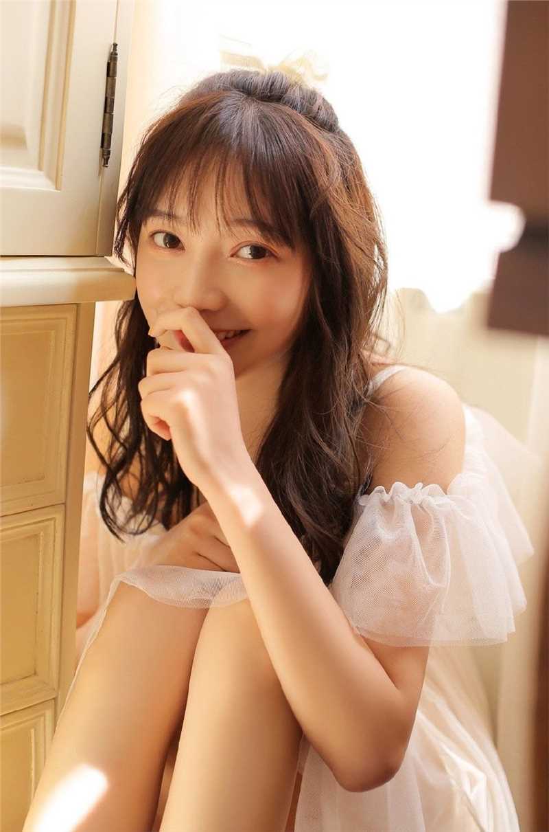 甜美女孩大长腿玉足白皙诱人